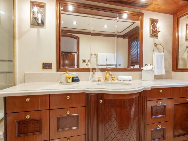 MISS STEPHANIE Richmond 142 - VIP cabin 2 bathroom MISS STEPHANIE Richmond 142 - VIP cabin 2 bathroom