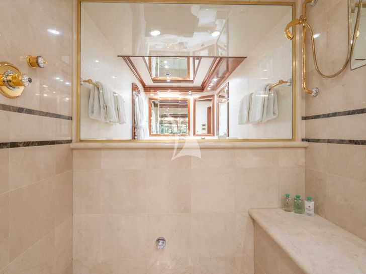 MISS STEPHANIE Richmond 142 - master cabin bathroom shower MISS STEPHANIE Richmond 142 - master cabin bathroom shower