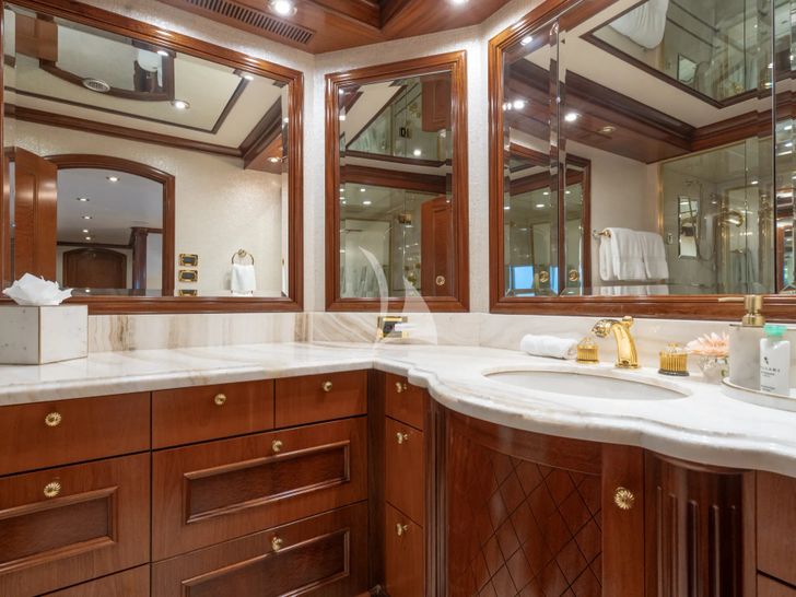 MISS STEPHANIE Richmond 142 - master cabin bathroom MISS STEPHANIE Richmond 142 - master cabin bathroom