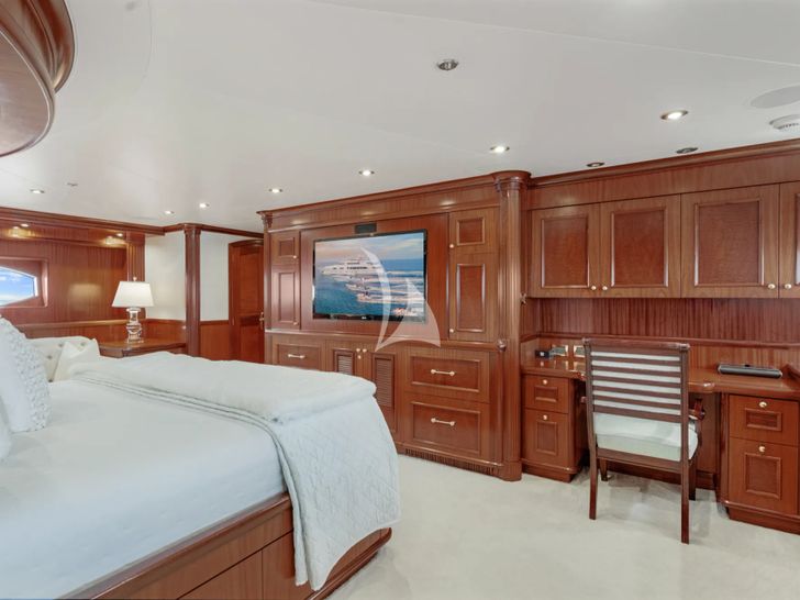 MISS STEPHANIE Richmond 142 - master cabin bed and TV MISS STEPHANIE Richmond 142 - master cabin bed and TV
