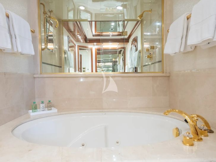 MISS STEPHANIE Richmond 142 - master cabin jacuzzi MISS STEPHANIE Richmond 142 - master cabin jacuzzi