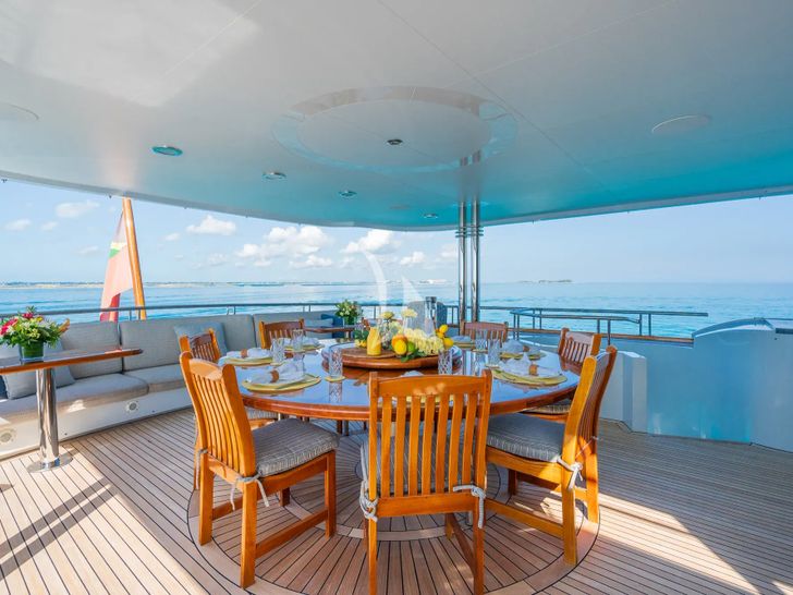 MISS STEPHANIE Richmond 142 - sky deck aft dining area MISS STEPHANIE Richmond 142 - sky deck aft dining area