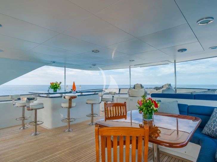 MISS STEPHANIE Richmond 142 - sun deck seating and bar area MISS STEPHANIE Richmond 142 - sun deck seating and bar area