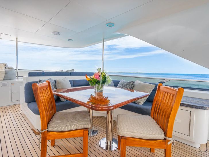 MISS STEPHANIE Richmond 142 - sun deck seating and dining area MISS STEPHANIE Richmond 142 - sun deck seating and dining area
