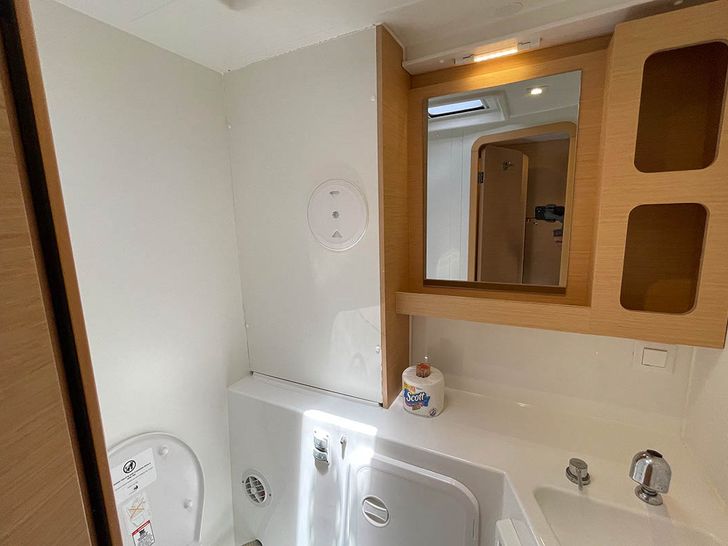 MOANA Lagoon 42 - cabin 2 bathroom MOANA Lagoon 42 - cabin 2 bathroom