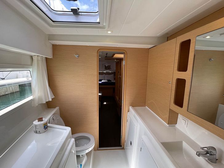 MOANA Lagoon 42 - cabin 1 bathroom MOANA Lagoon 42 - cabin 1 bathroom