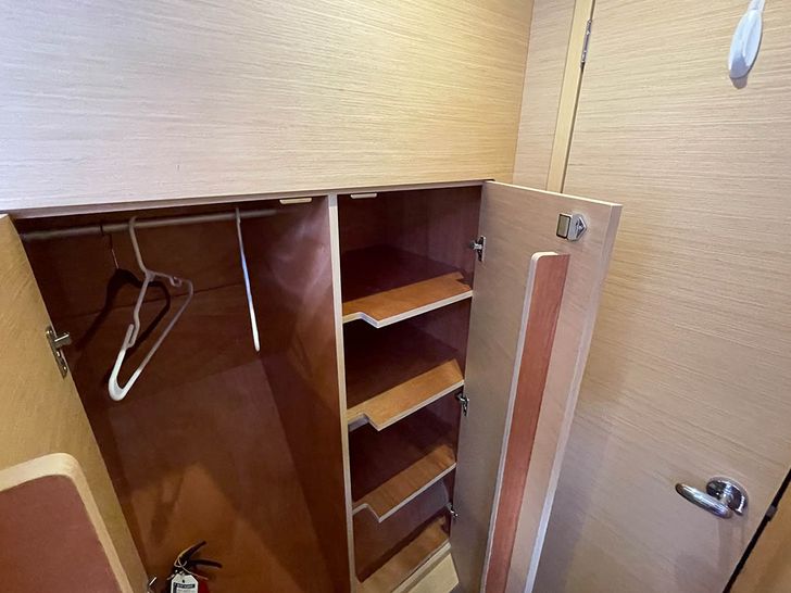 MOANA Lagoon 42 - cabin 1 closet MOANA Lagoon 42 - cabin 1 closet