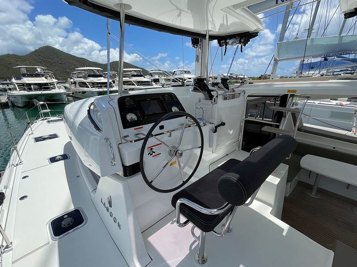 MOANA Lagoon 42 - flybridge helm MOANA Lagoon 42 - flybridge helm