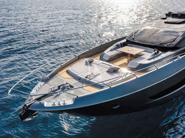 MONTENAPO Riva Folgore 88 - foredeck MONTENAPO Riva Folgore 88 - foredeck
