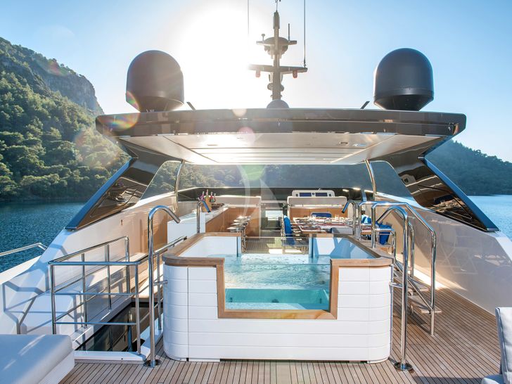 MORNING STAR Sanlorenzo 37 Jacuzzi MORNING STAR Sanlorenzo 37 Jacuzzi