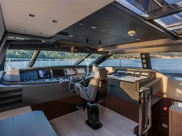 MORNING STAR Ferretti Custom Line 100 - cockpit MORNING STAR Ferretti Custom Line 100 - cockpit