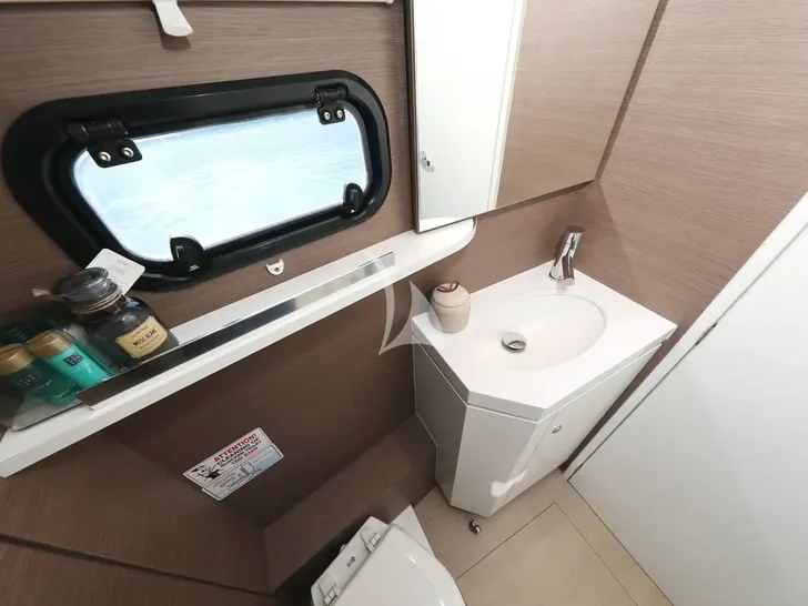 MOSE Bali 5.4 - cabin 1 bathroom MOSE Bali 5.4 - cabin 1 bathroom