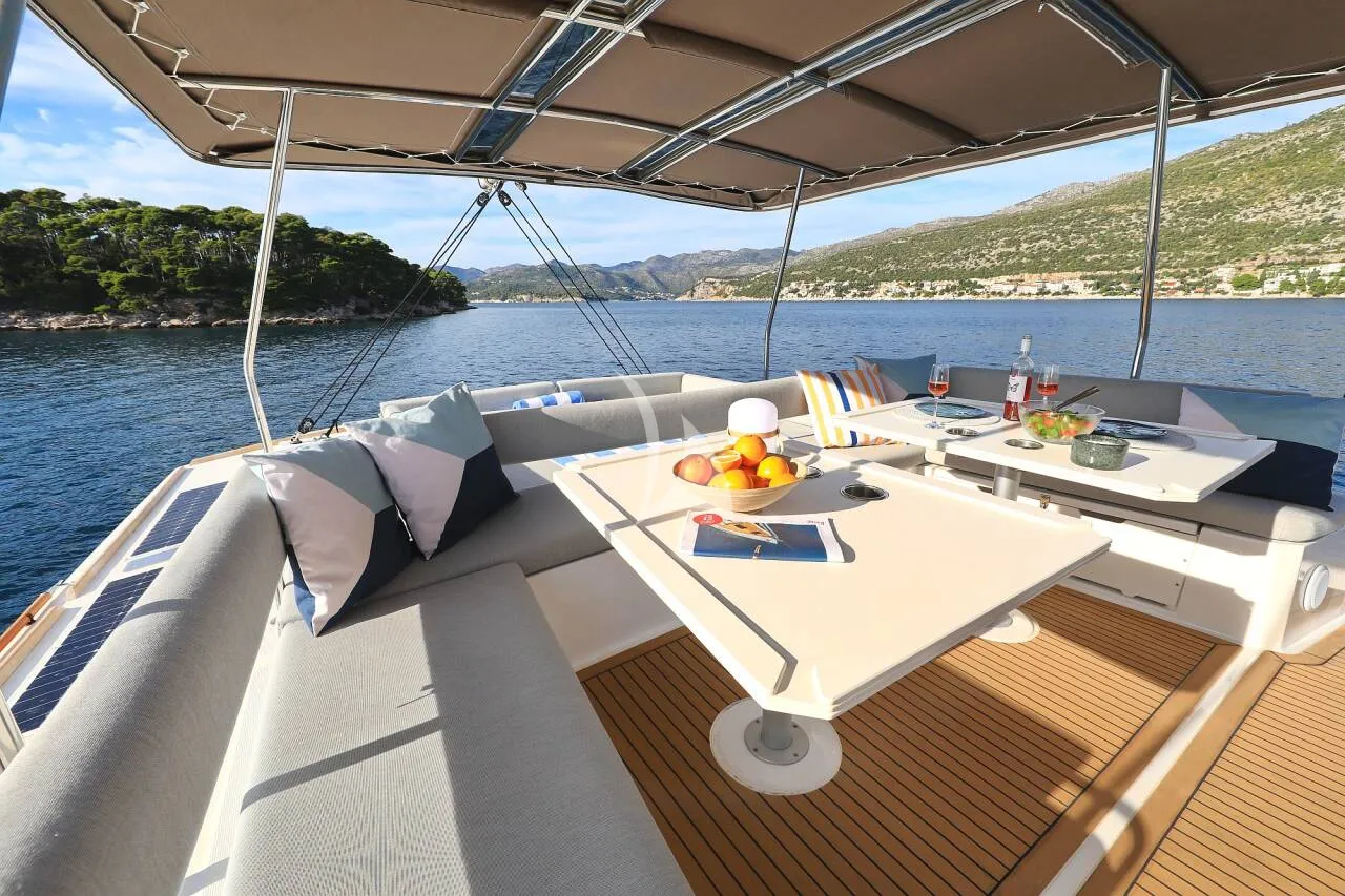 MOSE Bali 5.4 - flybridge dining lounge