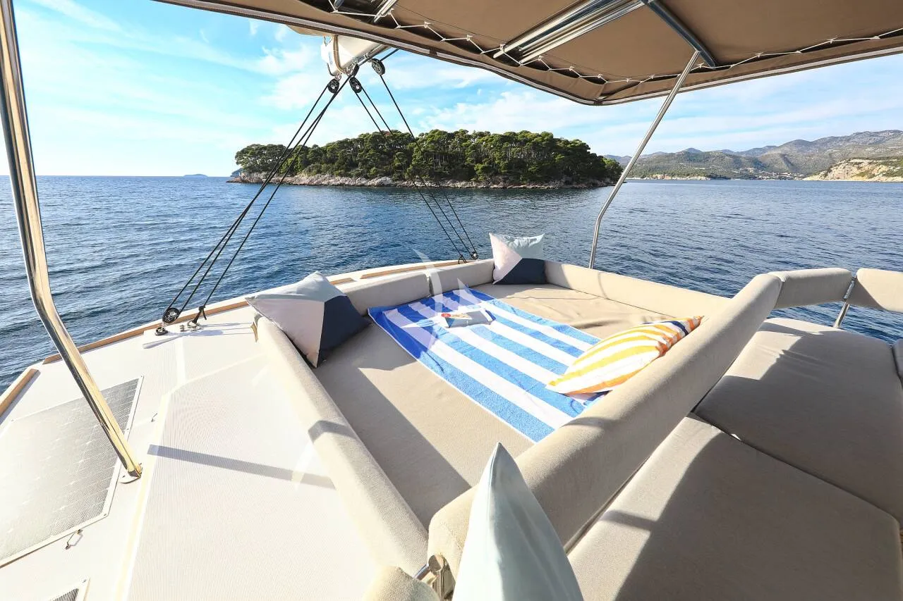 MOSE Bali 5.4 - flybridge sunbathing area