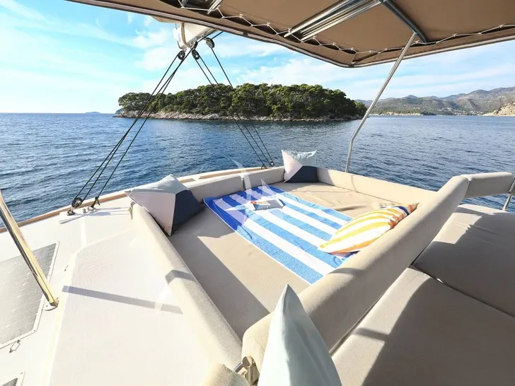 MOSE Bali 5.4 - flybridge sunbathing area MOSE Bali 5.4 - flybridge sunbathing area