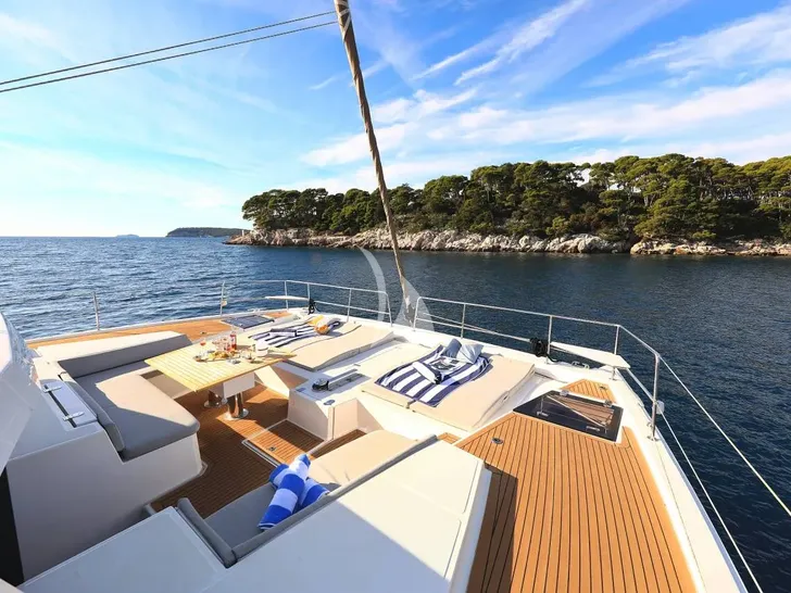 MOSE Bali 5.4 - foredeck lounge and sunbathing area MOSE Bali 5.4 - foredeck lounge and sunbathing area