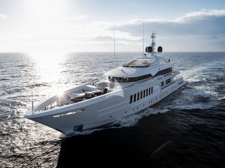 MOSKITO Heesen 55m Steel - cruising front view MOSKITO Heesen 55m Steel - cruising front view