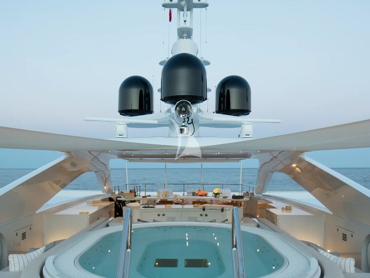 MOSKITO Heesen 55m Steel - sun deck jacuzzi MOSKITO Heesen 55m Steel - sun deck jacuzzi
