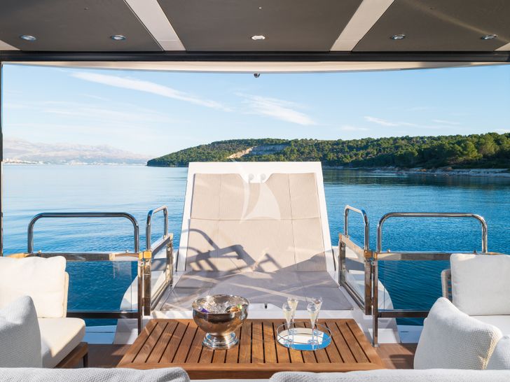 MOWANA Sunseeker 95 - aft deck seating MOWANA Sunseeker 95 - aft deck seating
