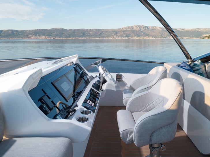 MOWANA Sunseeker 95 flybridge cockpit