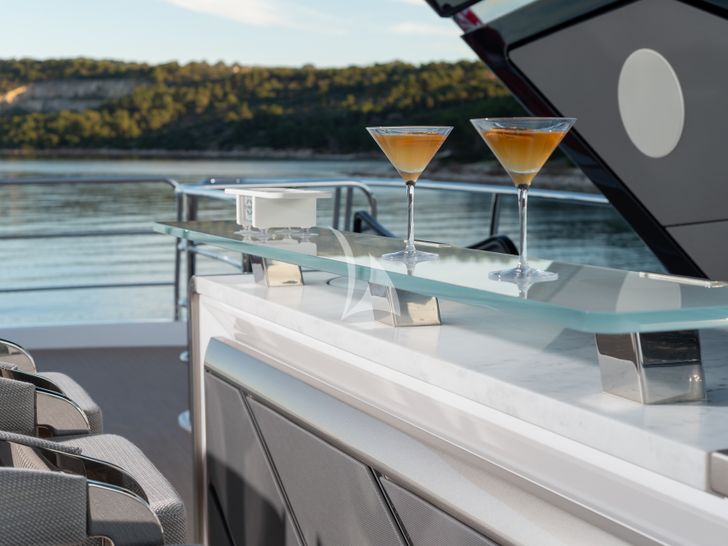 MOWANA Sunseeker 95 flybridge cocktail