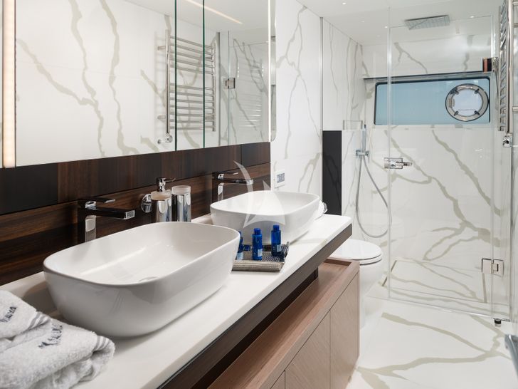 MOWANA Sunseeker 95 - master cabin bathroom MOWANA Sunseeker 95 - master cabin bathroom