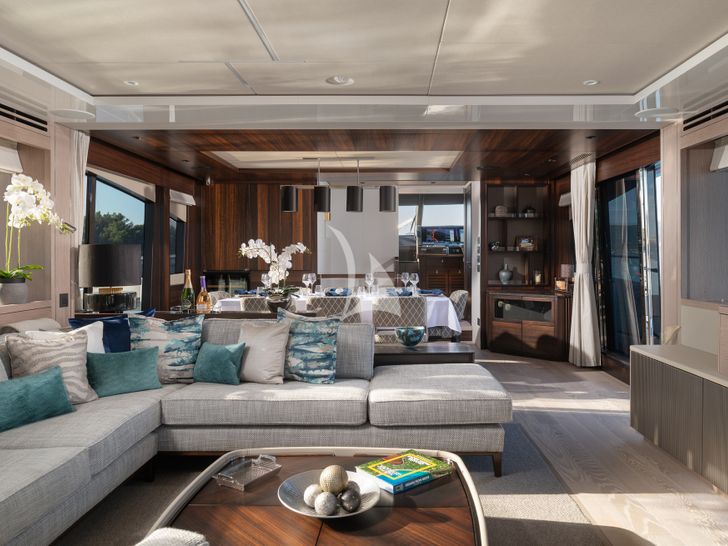 MOWANA Sunseeker 95 - saloon and indoor dining MOWANA Sunseeker 95 - saloon and indoor dining