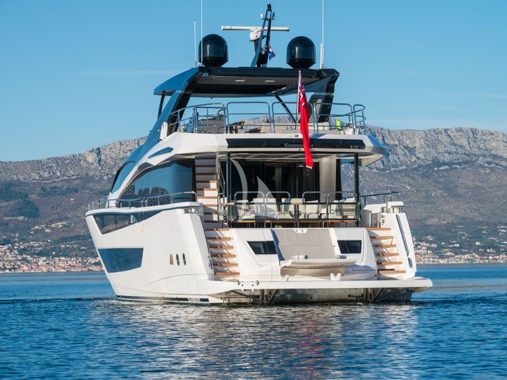 MOWANA Sunseeker 95 - stern view MOWANA Sunseeker 95 - stern view