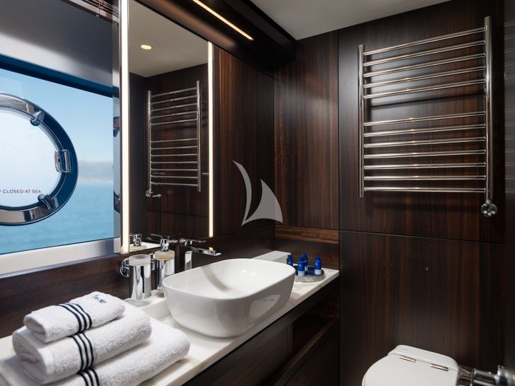 MOWANA Sunseeker 95 - twin cabin bathroom MOWANA Sunseeker 95 - twin cabin bathroom