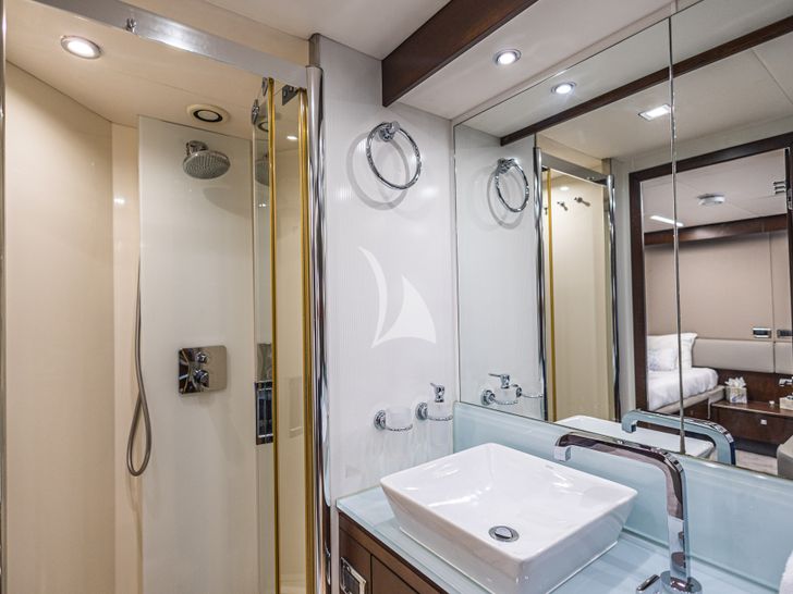 MOZZ II Sunseeker 88 Yacht VIP cabin bathroom MOZZ II Sunseeker 88 Yacht VIP cabin bathroom