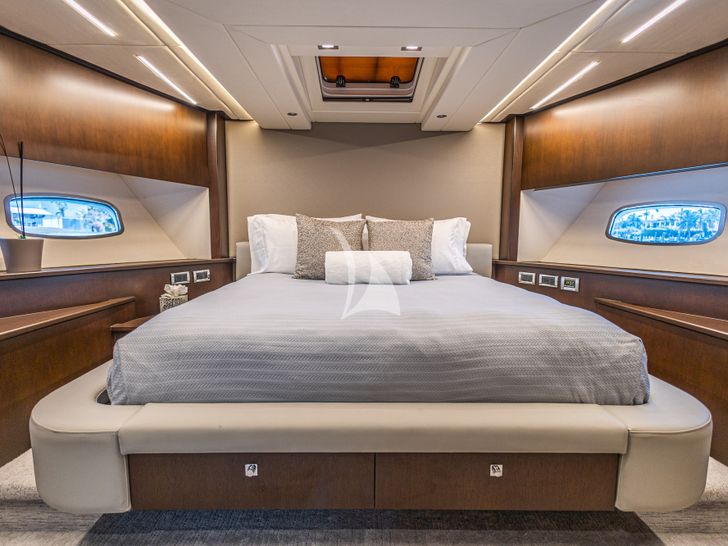 MOZZ II Sunseeker 88 Yacht VIP cabin MOZZ II Sunseeker 88 Yacht VIP cabin