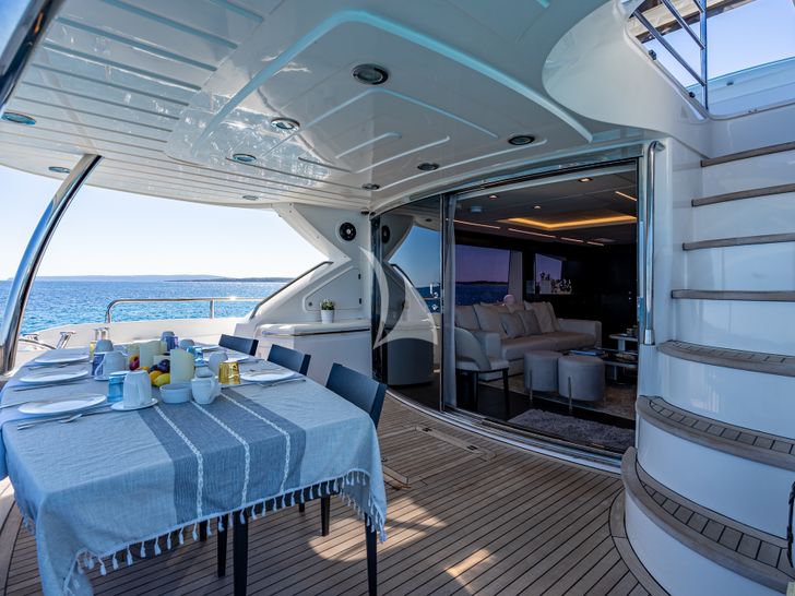 MOZZ II Sunseeker 88 Yacht aft deck MOZZ II Sunseeker 88 Yacht aft deck