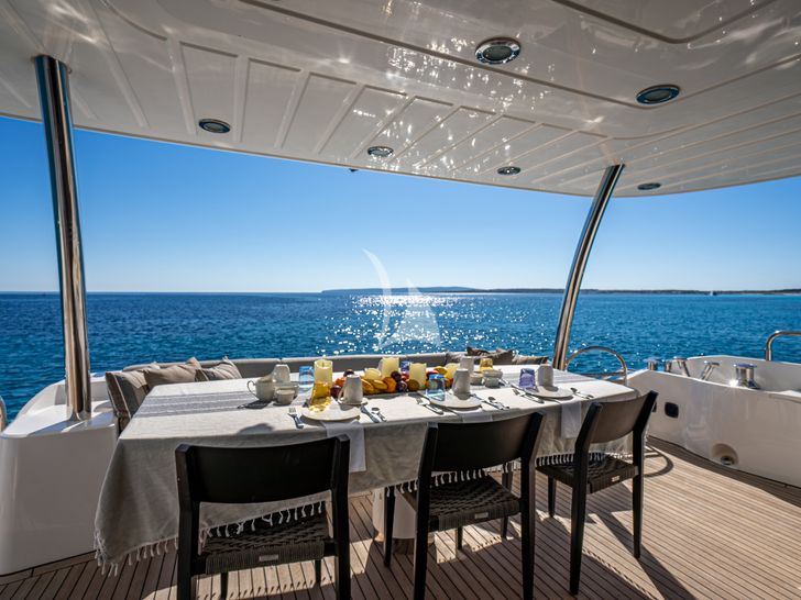 MOZZ II Sunseeker 88 Yacht aft alfresco dining area MOZZ II Sunseeker 88 Yacht aft alfresco dining area