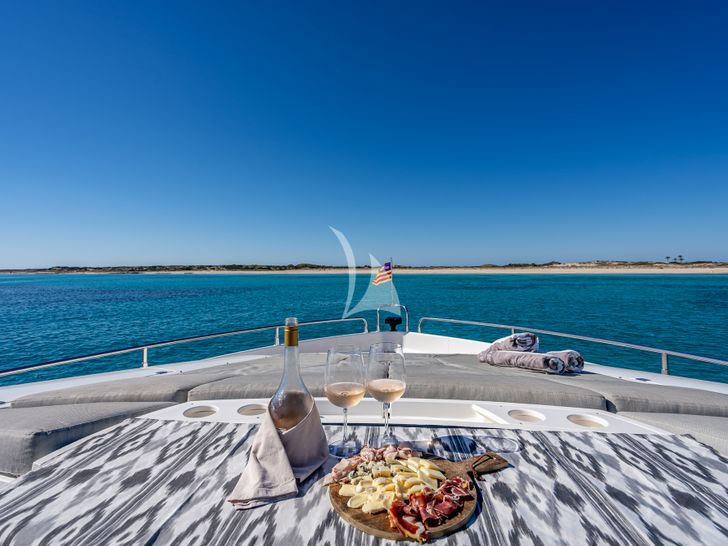 MOZZ II Sunseeker 88 Yacht foredeck lounging and bronzing area MOZZ II Sunseeker 88 Yacht foredeck lounging and bronzing area