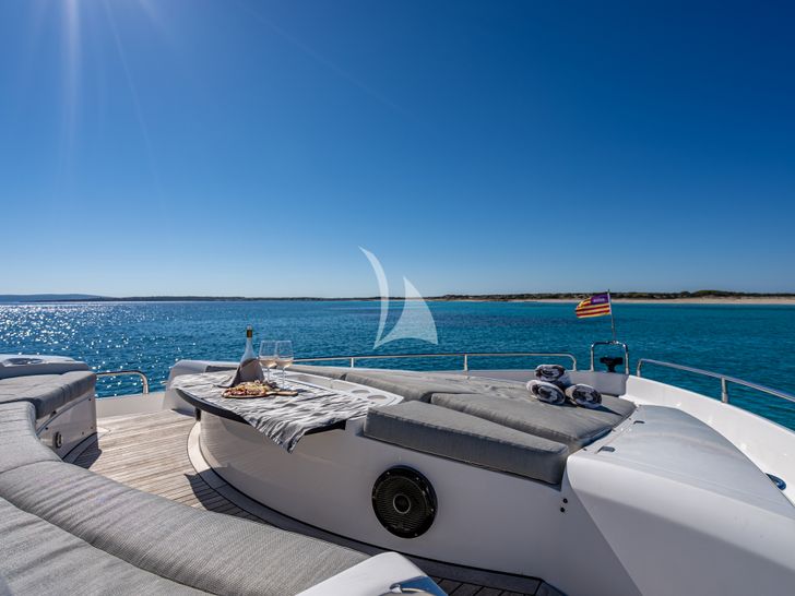 MOZZ II Sunseeker 88 Yacht foredeck MOZZ II Sunseeker 88 Yacht foredeck