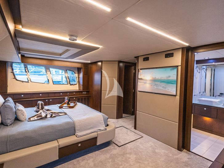 MOZZ II Sunseeker 88 Yacht master cabin bed with TV MOZZ II Sunseeker 88 Yacht master cabin bed with TV