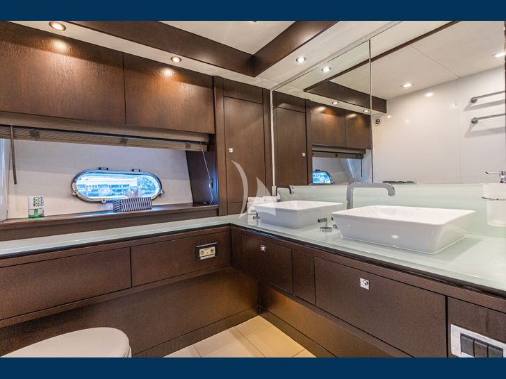 MOZZ II Sunseeker 88 Yacht twin cabin 2 bathroom