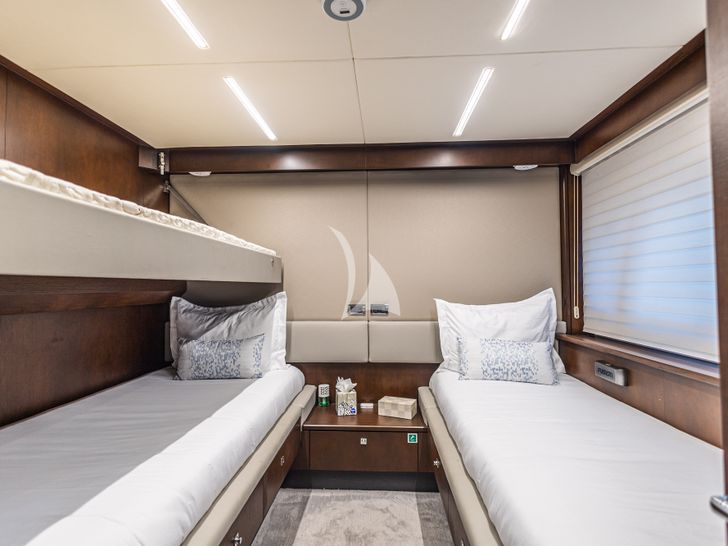 MOZZ II Sunseeker 88 Yacht twin cabin 1 with Pullman MOZZ II Sunseeker 88 Yacht twin cabin 1 with Pullman