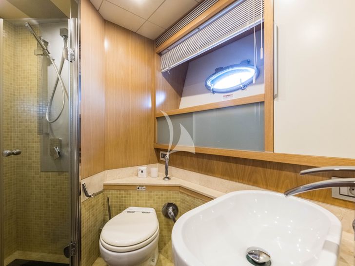 MR CORN Azimut 78 VIP cabin bathroom