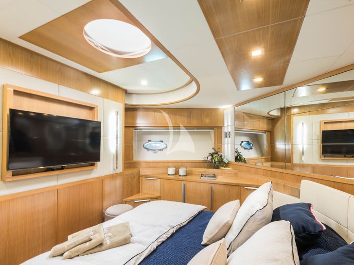 MR CORN Azimut 78 - VIP cabin bed with TV MR CORN Azimut 78 - VIP cabin bed with TV
