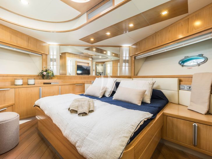 MR CORN Azimut 78 VIP cabin