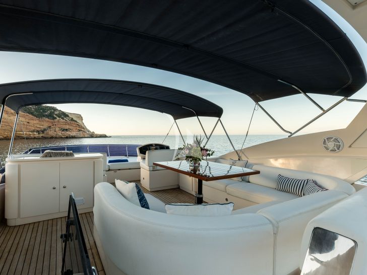 MR CORN Azimut 78 flybridge seating area