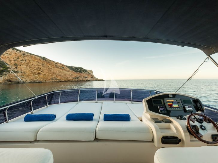MR CORN Azimut 78 - flybridge helm with sun beds MR CORN Azimut 78 - flybridge helm with sun beds