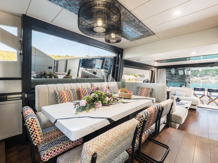 MR CORN Azimut 78 indoor dining area