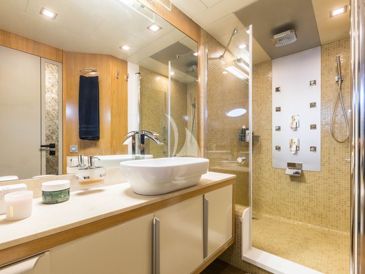 MR CORN Azimut 78 master cabin bathroom