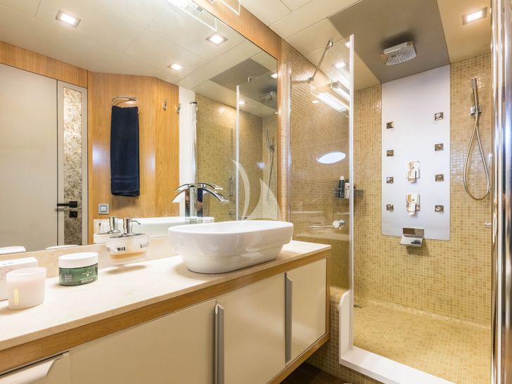 MR CORN Azimut 78 - master cabin bathroom MR CORN Azimut 78 - master cabin bathroom