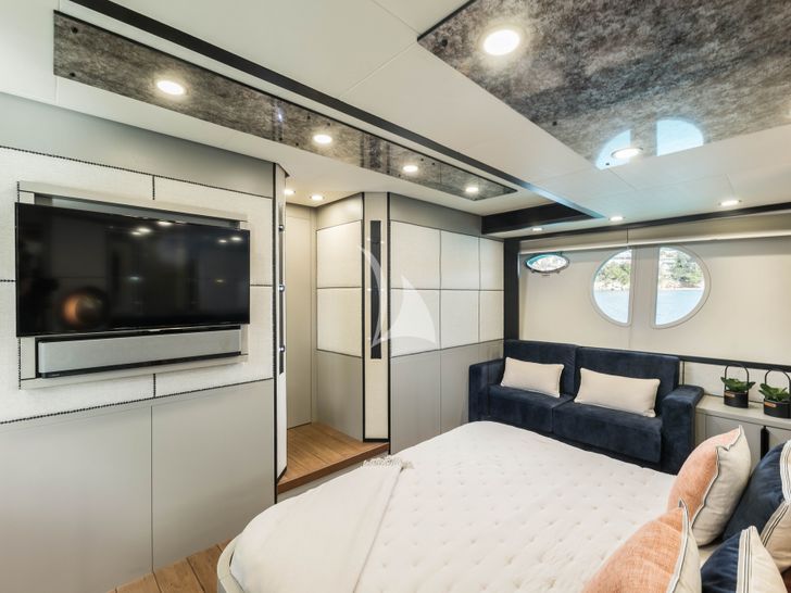 MR CORN Azimut 78 master cabin bed and TV