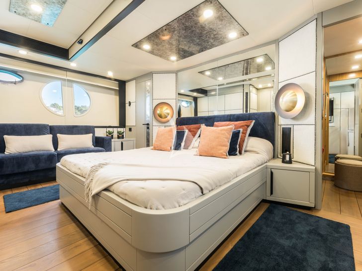 MR CORN Azimut 78 - master cabin MR CORN Azimut 78 - master cabin