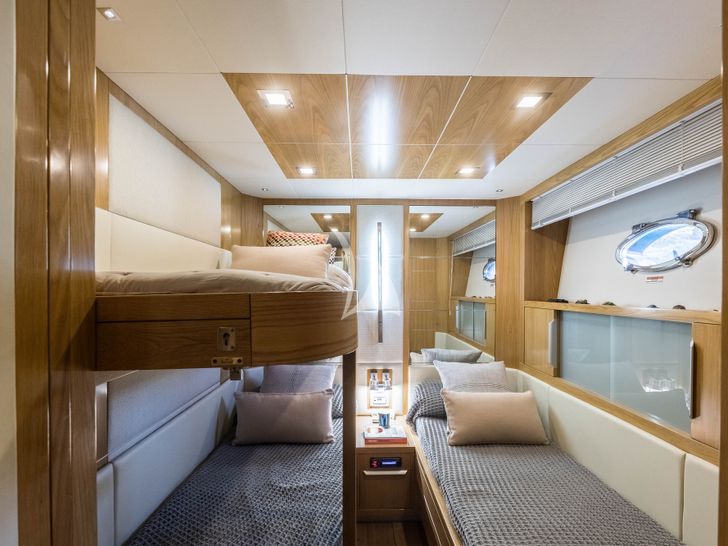 MR CORN Azimut 78 - twin cabin 1 with pullman MR CORN Azimut 78 - twin cabin 1 with pullman