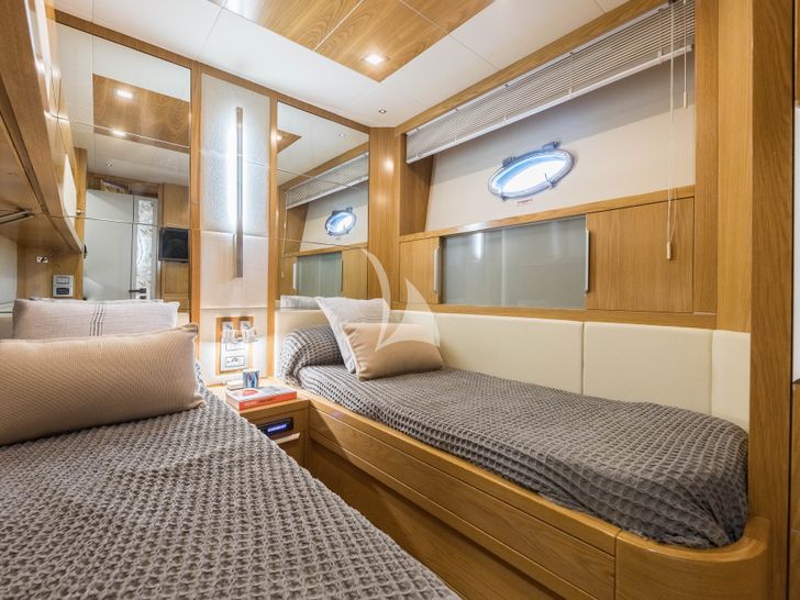 MR CORN Azimut 78 - twin cabin 1 MR CORN Azimut 78 - twin cabin 1